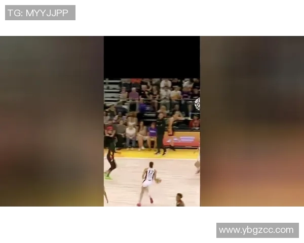 斯潘塞突入篮下 一打二强起上篮得手